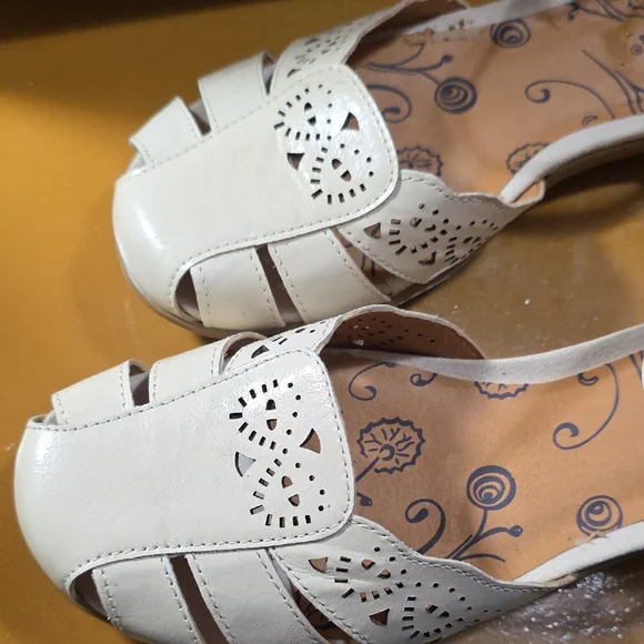 NIB Size 9.5 BareTraps Cream Cutout Sandals - Picture 2 of 8